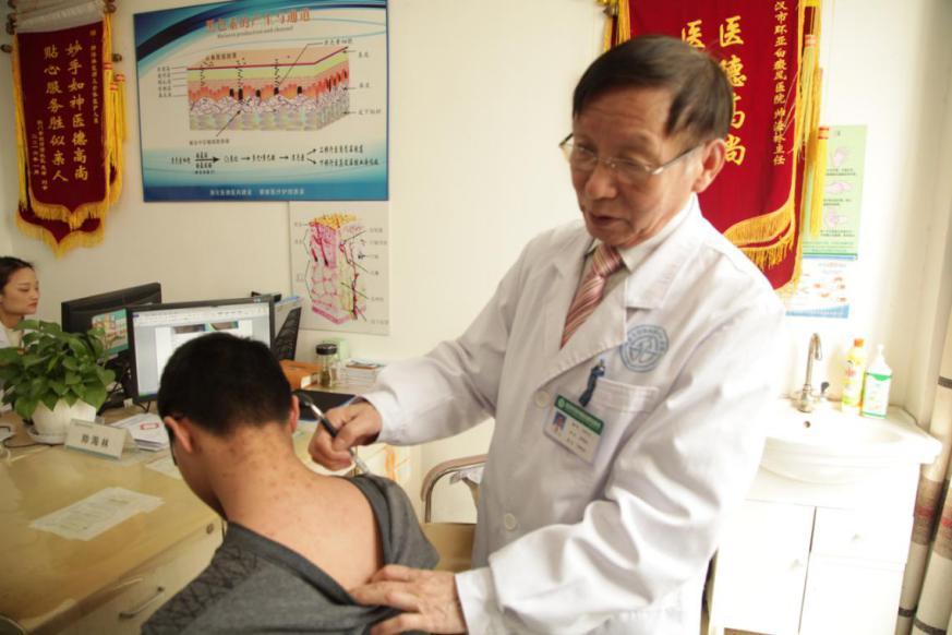 �人���ǰ���ҽԺ��ʾ���װ߻��߲����ٵ�������ҩ���塱��