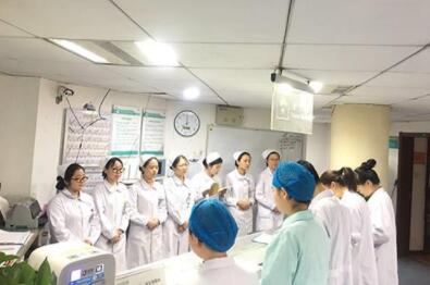 �人������һ��׼��ƶ�װ��ղ� �߰������ϻ���Բ����Ļ