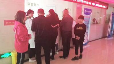 �人������һ��׼��ƶ�װ��ղ� �߰������ϻ���Բ����Ļ