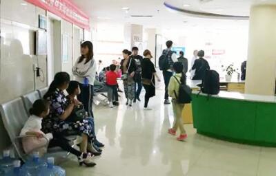 �人������һ��׼��ƶ�װ��ղ� �߰������ϻ���Բ����Ļ