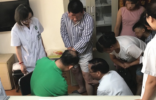 �ļ����缫�ٸ�ɫ�ƻ�